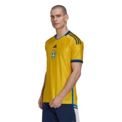 Camiseta Adidas Suecia Primera Equipación 2022-2023 8 Camiseta Adidas Suecia Primera Equipación 2022-2023 -Nike Tienda de ventas camiseta adidas suecia primera equipacion world cup 2022 yellow 1