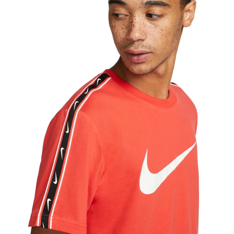 Camiseta Nike Sportswear Repeat Swoosh 5 Camiseta Nike Sportswear Repeat Swoosh - Imagen 3