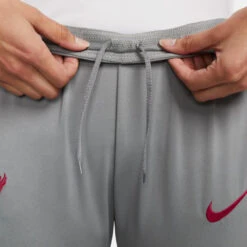 Pantalón Largo Nike Liverpool FC Training 2022-2023 Mujer -Nike Tienda de ventas pantalon largo nike liverpool fc training 2022 2023 mujer smoke grey tough red 2